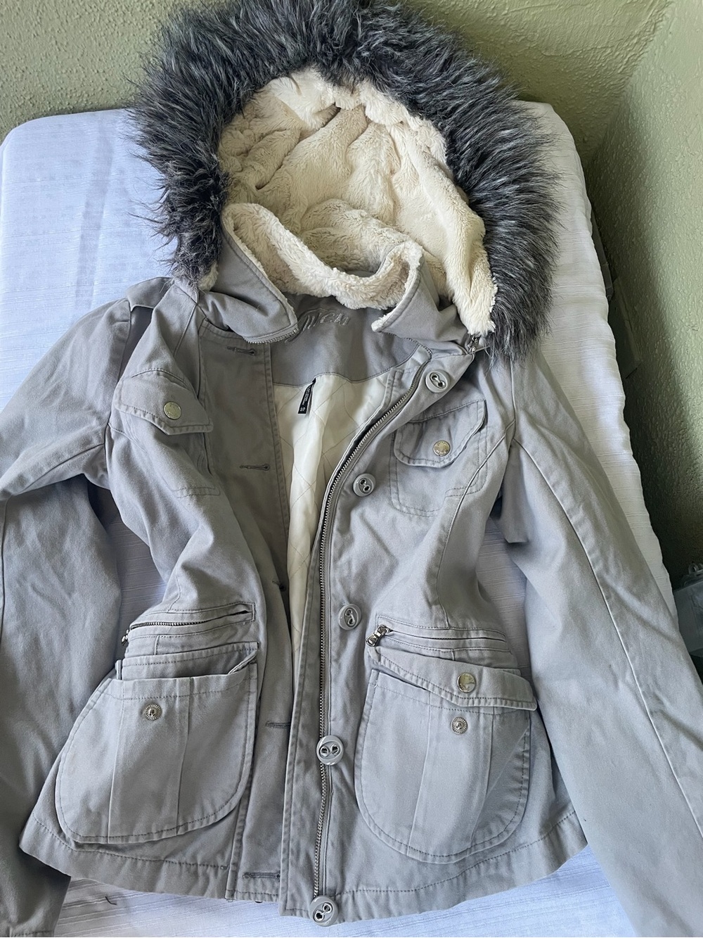 Guess Hooded Faux-Fur Trim Winter Jacket - Light Gray size small
